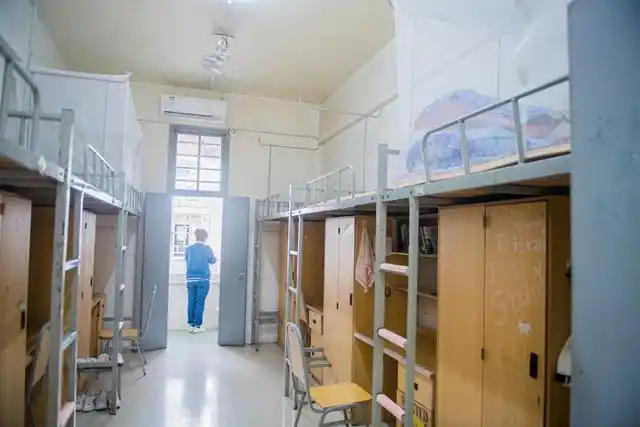 玉岩中学对宿舍进行调整,将原本6人间的宿舍改成3人间.