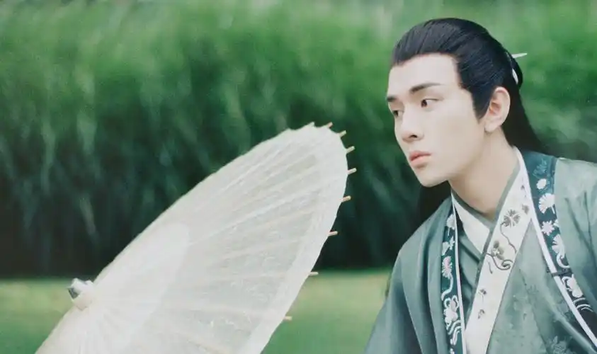 李佳琦拍古风大片 穿绿色衣衫撑油纸伞显帅气俊朗