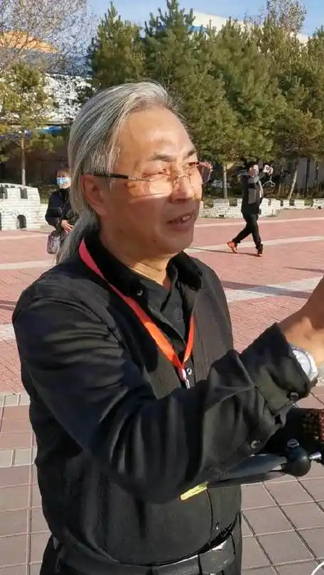 网络名人看绥化#今天下午,黑龙江省绥化市青冈县上空出现一大两小三