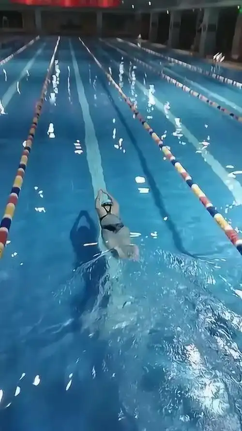 这是我游泳培训班的美女教练潜泳的技术太牛了一气呵成很流畅