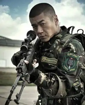 美国军人标准造型也是军人锅盖头发型非常短▼这款锅盖头发型是头顶留