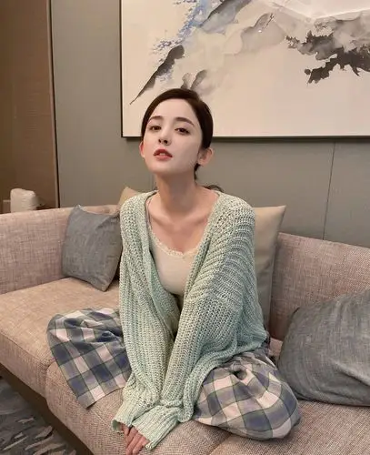 娜扎晒雨天居家自拍 嫩绿毛衣配花边背心清纯满分