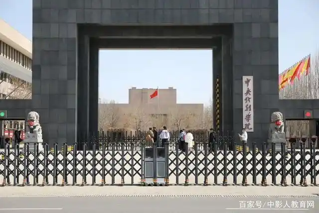 带你直击中戏复试考试现场!大家长们带队陪考!