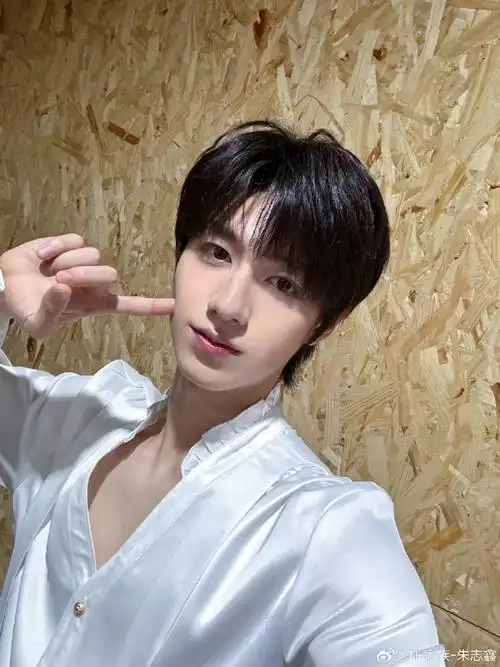 朱志鑫小猫指脸##朱志鑫登陆计划拍摄花絮##虞书欣