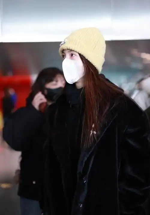 金晨穿黑色也这么高调夹克配微喇裤显腿长素颜气质也挺清纯