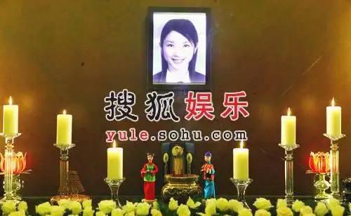 许玮伦灵香消玉殒 灵堂白玫瑰簇拥其照片