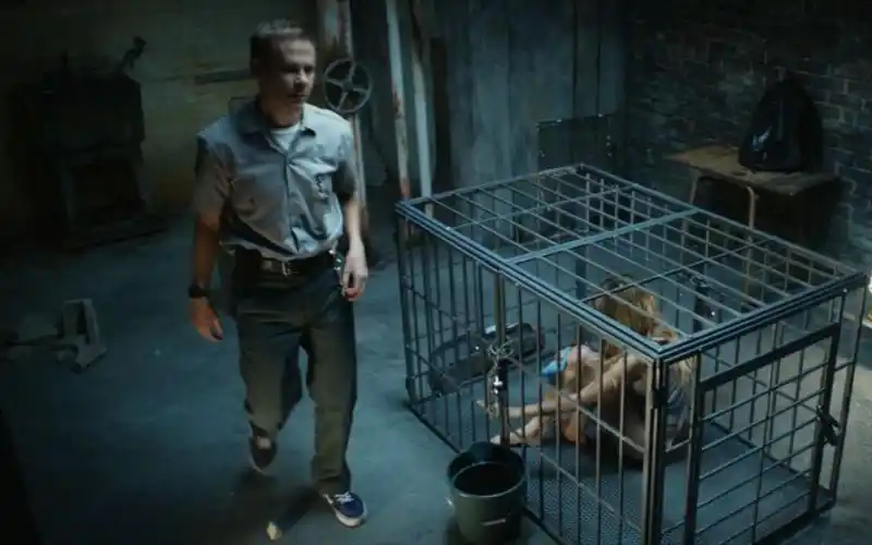 少女被人关在铁笼子里,活得简直生不如死,每天只能吃少量食物