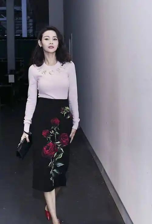 于明加现身海南,穿短裤秀白皙美腿,14岁女儿近一米八_气质_身材_效果