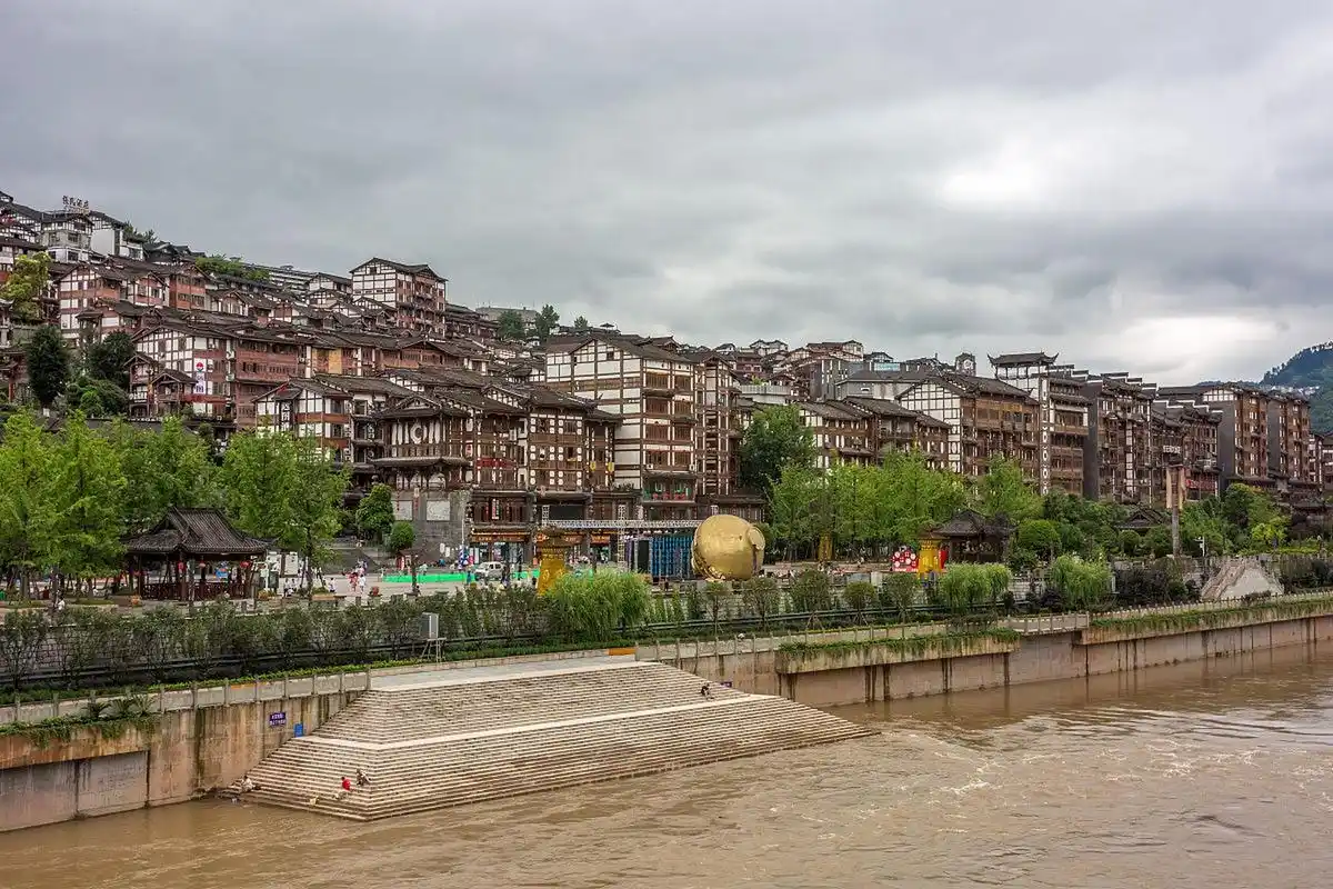 4茅台天酿景区 茅台天酿景区位于茅台镇河对面的西山公园山顶,是集