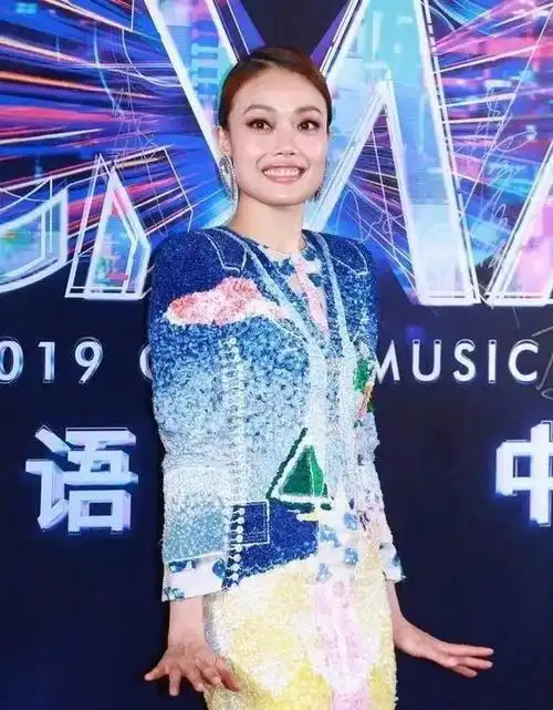 40岁容祖儿红毯被吐槽礼服廉价显胖懒理评价深夜火锅欢乐多