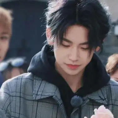 小鬼 王琳凯/优质头像礼貌拿图.