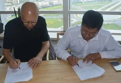 双方在战略合作协议上签字盖章