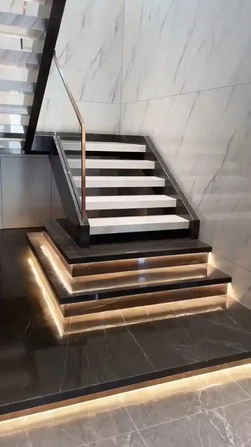 钢结构镂空楼梯设计,超白玻璃搭配金属扶手,大理石踏步内藏灯带,美观