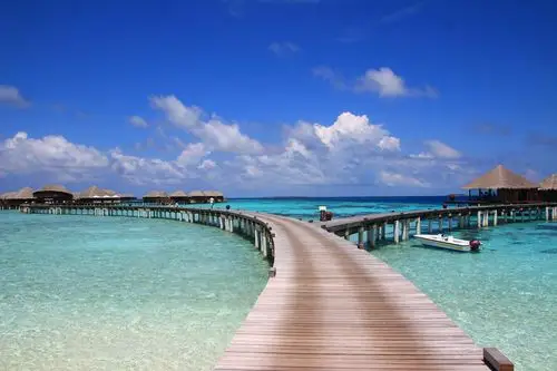 亚洲最小的一个国家,被中国人捧成了富国,你知道是哪里吗