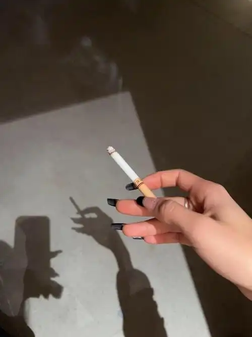 烟 #一只手拿烟图片伤感