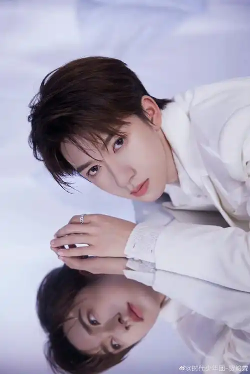 贺峻霖穿的是裙子吗##贺峻霖纯白造型