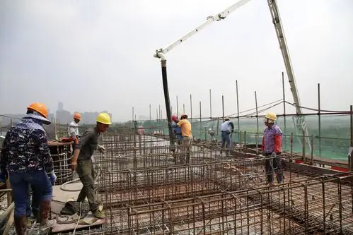 工人在泰州体育公园项目体育馆主体工程现场进行混凝土浇注施工