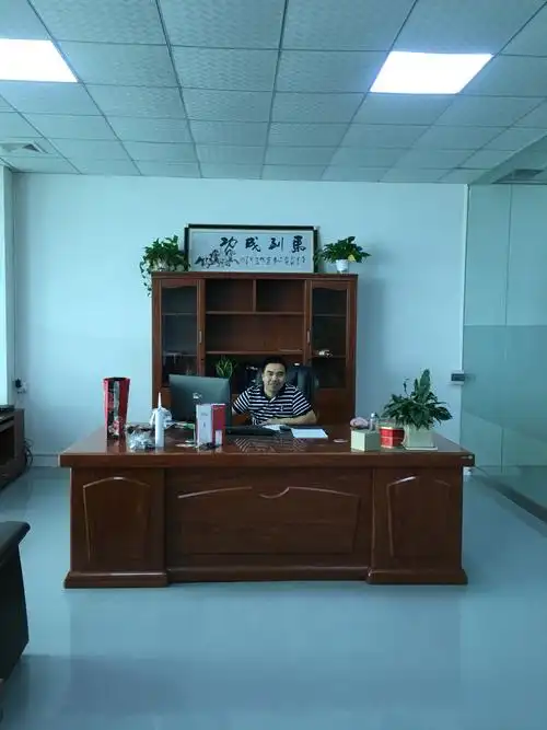 在大公司中,老板通常都有自己的办公室,所以办公桌不会面向大门.