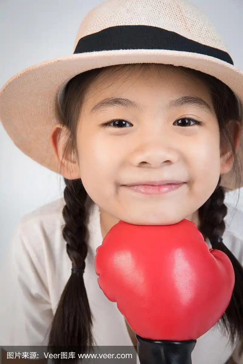 快乐可爱的小女孩的大头照看着相机小微笑.