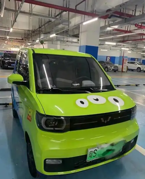 三眼仔版五菱宏光mini驾到通通闪开