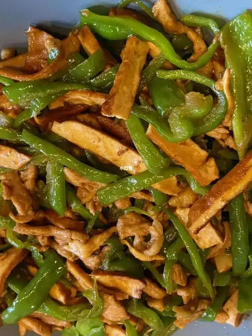 简单又好吃的青椒香干炒肉丝