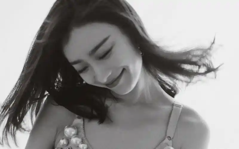 倪妮珍珠人鱼裙性感图片壁纸