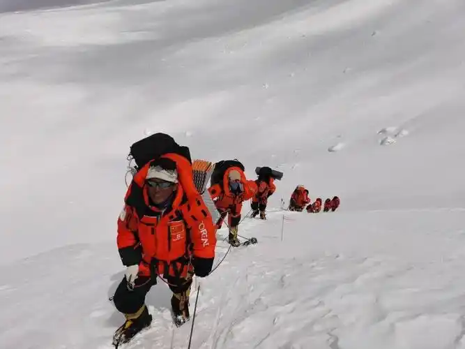 中国登山队成功登顶珠峰,5g连线见证中国荣耀