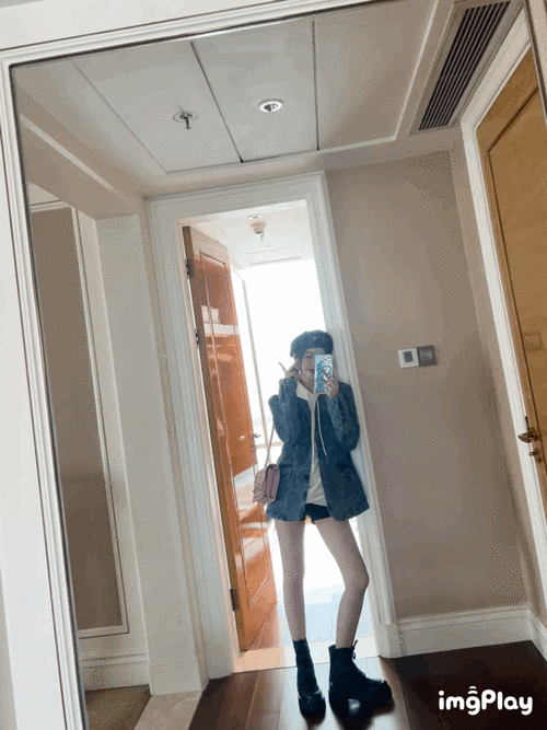 鞠婧祎新年对镜自拍休闲风贝雷帽简洁气质小鞠的腿好绝