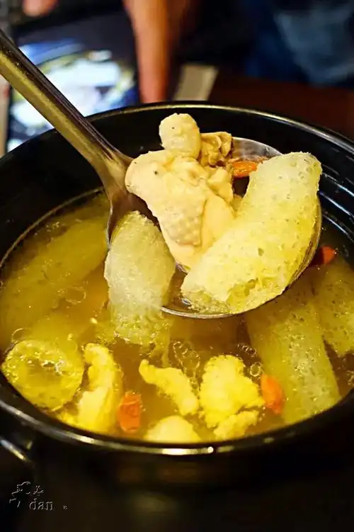 土鸡竹荪汤#:土鸡汤底清甜,没有一丝鸡肉的腥味配上竹荪带来的鲜览