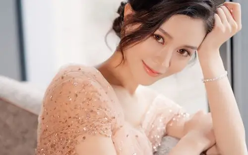 文咏珊性感优雅肉色连衣裙图片-美女壁纸-高清美女图片-娟娟壁纸