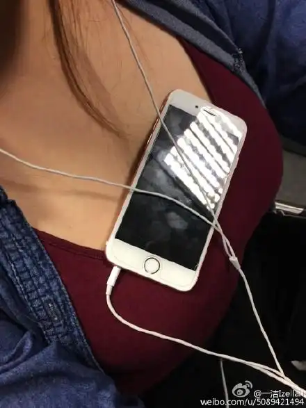 最流行的手机挑战游戏把手机放胸部gif图