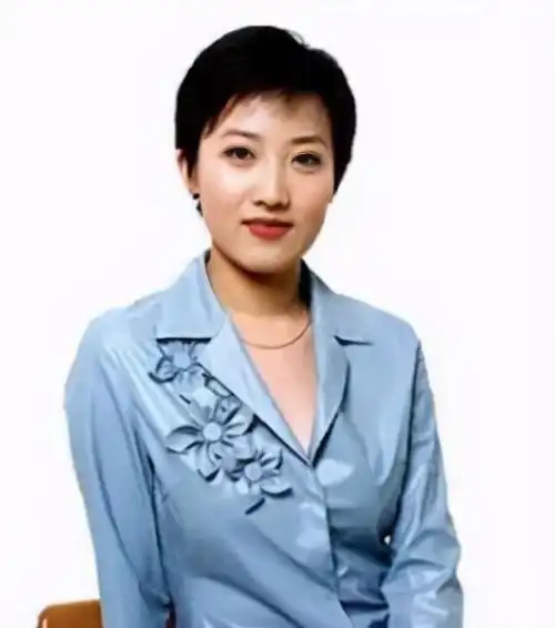 女主播郑天亮:嫁给央视最帅男主播,相爱18年一家四口超幸福