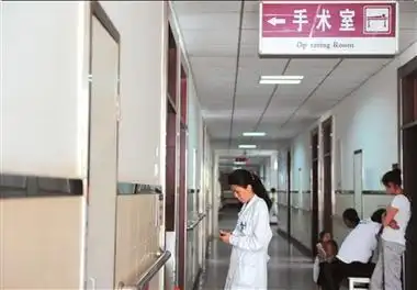 伤者妻子王医生在手术室门口等待.本报记者王苡萱摄