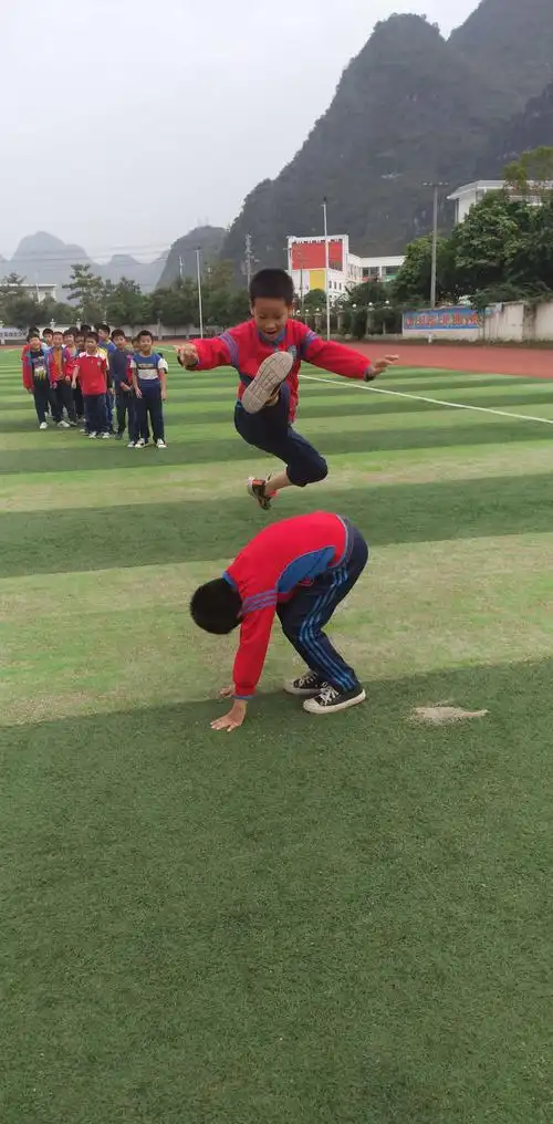 四(2)班 我们的大课间:跳山羊