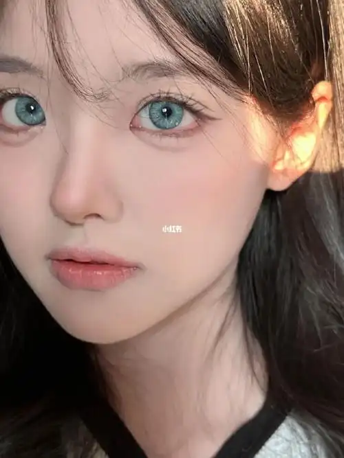 1「光学区比较小,上眼更逼真」#冬天这款美瞳才好看  #圣诞美瞳