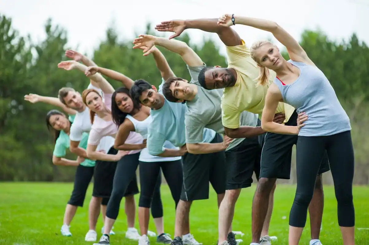 轻度有氧运动:进行5-10分钟的轻度有氧运动,如快走,跳绳或骑自行车