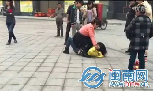 福鼎街头原配殴打小三 路人忙拍照不报警(图)