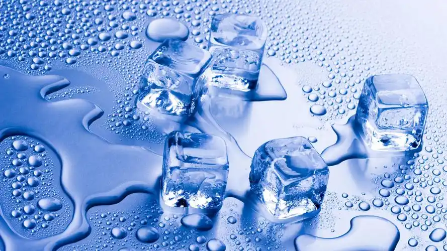 晶莹清凉的冰块唯美高清桌面壁纸