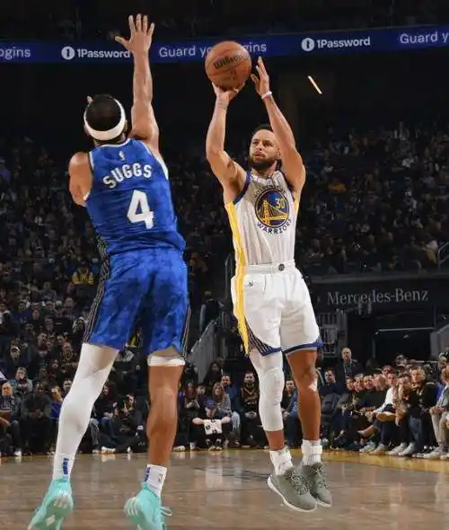 轰36 6 4断:库里末节全中拒逆转 呐喊表情包 摇头抖肩很吸睛_比赛