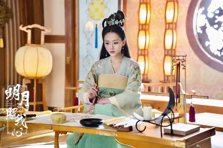 《明月照我心》今晚上线 方逸伦凌美仕解锁金秋限定爱情_电视新闻