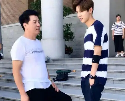 关晓彤父亲关少曾晒出和鹿晗合照,神情中透露出了对准女婿的态度