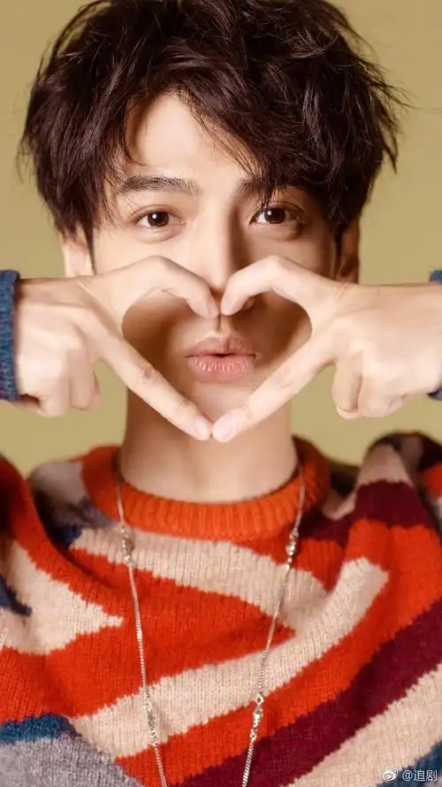 君君和莉莉这个比心是罗云熙小哥哥的罗氏比心嘛宝子们都来试试看