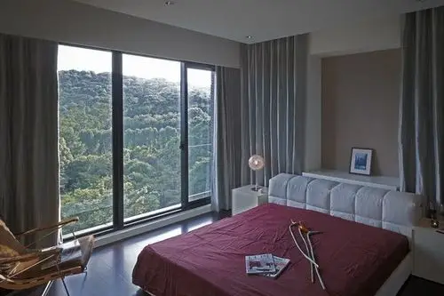 别墅内有五间卧室和四个卫生间.