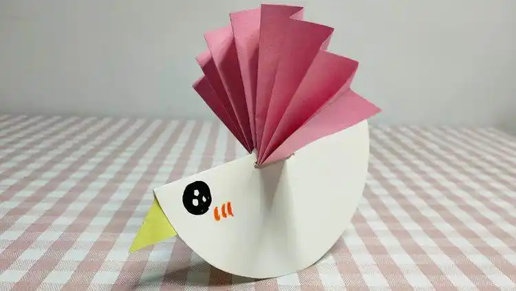 用卡纸做出肥嘟嘟的小胖鸟,还可以像不倒翁一样摇一摇,手工教程