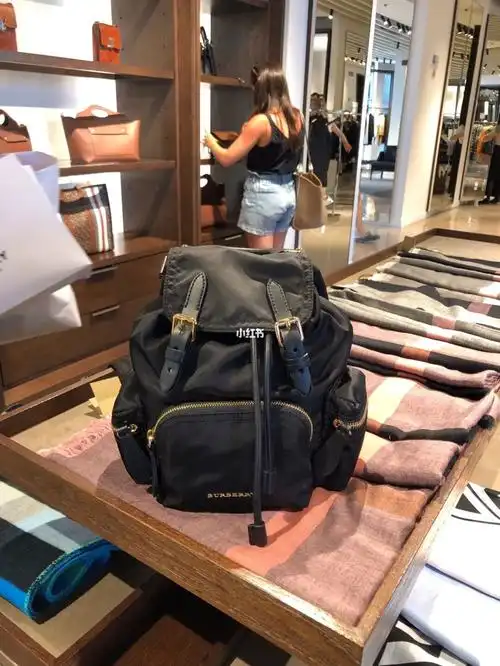 国内现货.巴宝莉 黑色 小号经典双肩包