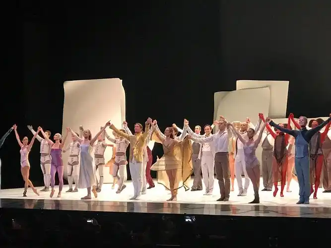 巜灰姑娘》演出结束后演员们在谢幕