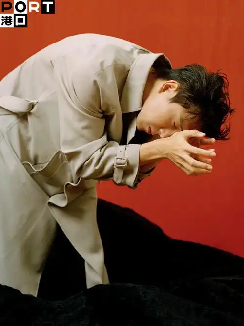 李现湿发型男#被@李现ing湿发造型惊艳住了呜呜呜,这次李现登上了