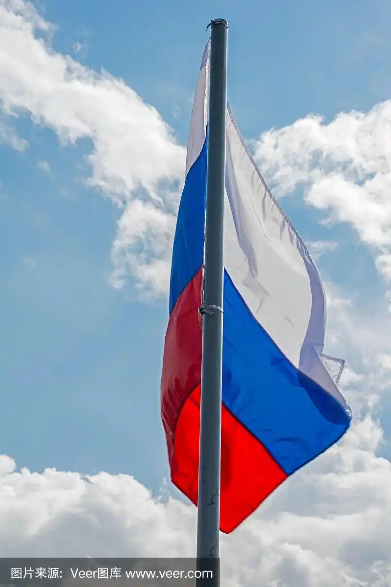 美丽的天空上悬挂着俄罗斯国旗