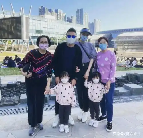 明星晒双胞胎儿子野餐照,兄弟俩颜值差异引热议:是假双胞胎吧