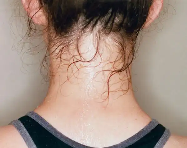 不尴尬!女生这3个部位出汗居然最性感